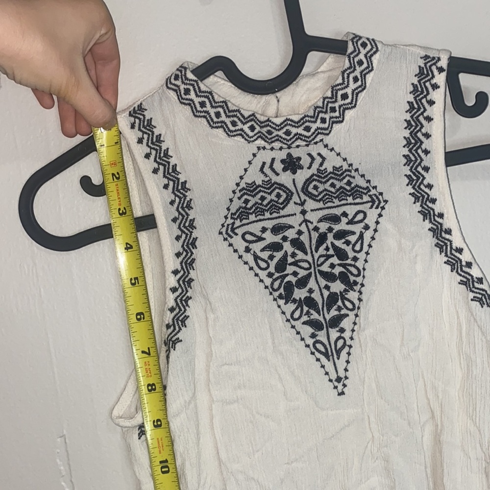 🪿Adorable White with Blue detailed sleeveless top! - Picture 4 of 6